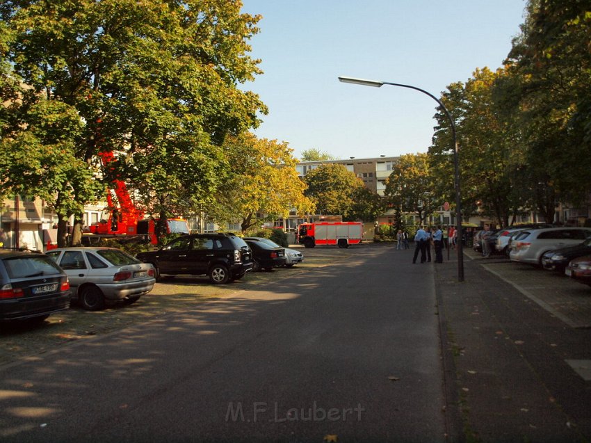 Einsatz BF Koeln Hoehenretter Koeln Stammheim Georg Beyerstr P053.JPG